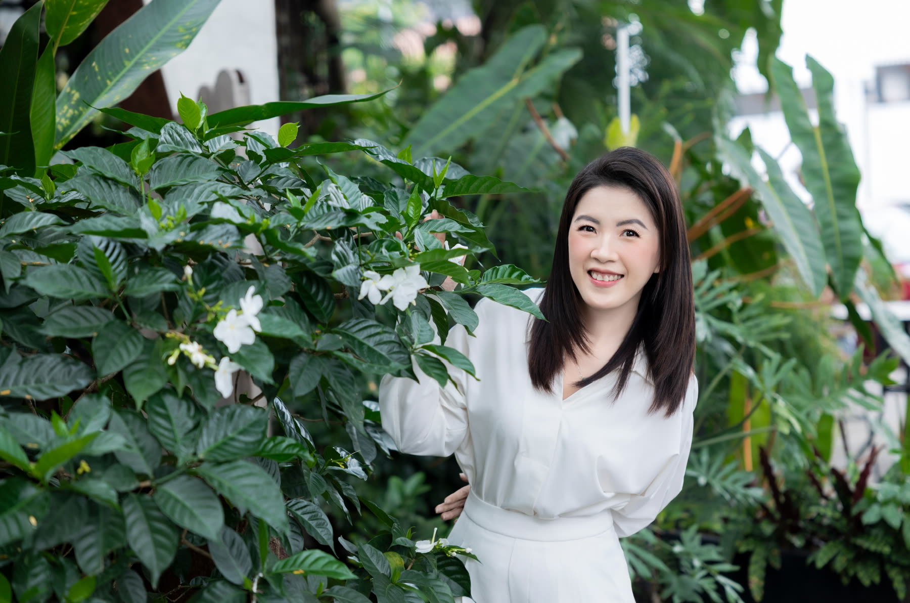 Người hướng dẫn workshop đứng giữa khu vườn cây xanh